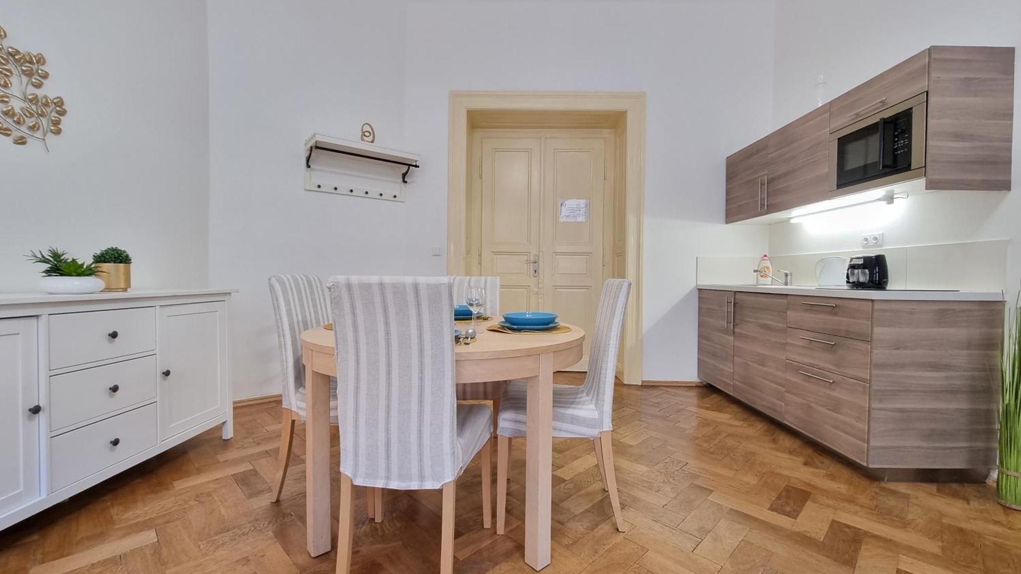 Finnem Rentals Tyrsova براغ المظهر الخارجي الصورة